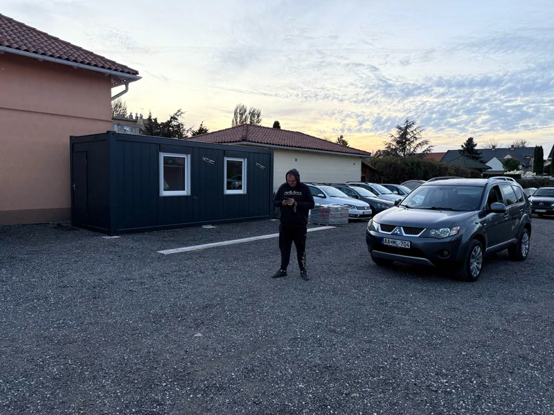 Naplementés telephely, kolléga a telefonjával