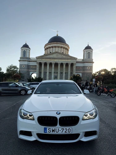 Fehér BMW az esztergomi Bazilika előtt alkonyatkor