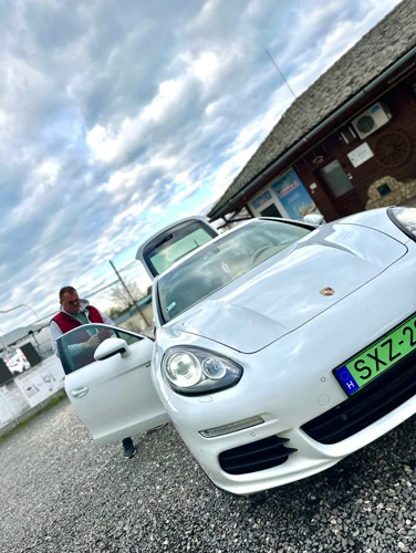 Porsche Panamera nyitott ajtóval