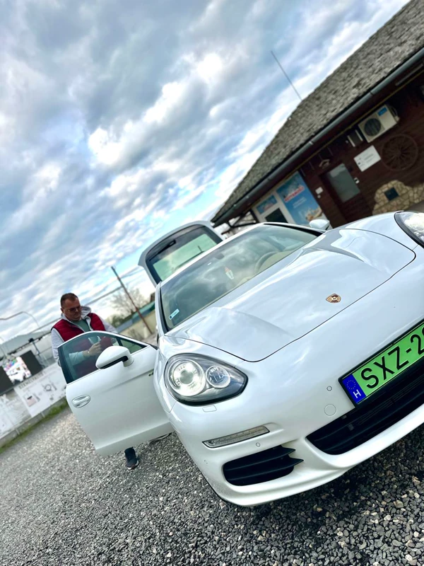 Porsche Panamera nyitott ajtóval