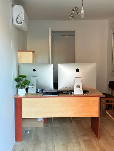 Két iMac az irodai asztalon