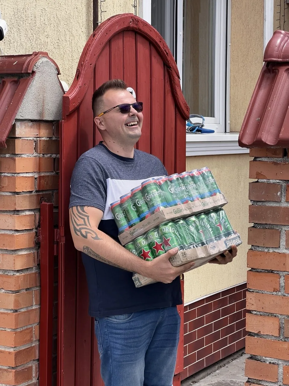 Kolléga sörös rekeszekkel a kapuban