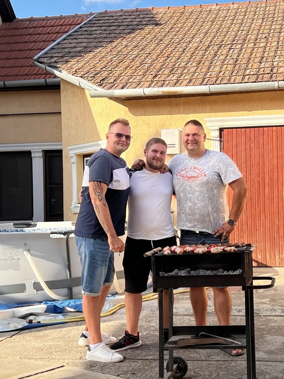 A MIAUTO három munkatársa a grill mellett