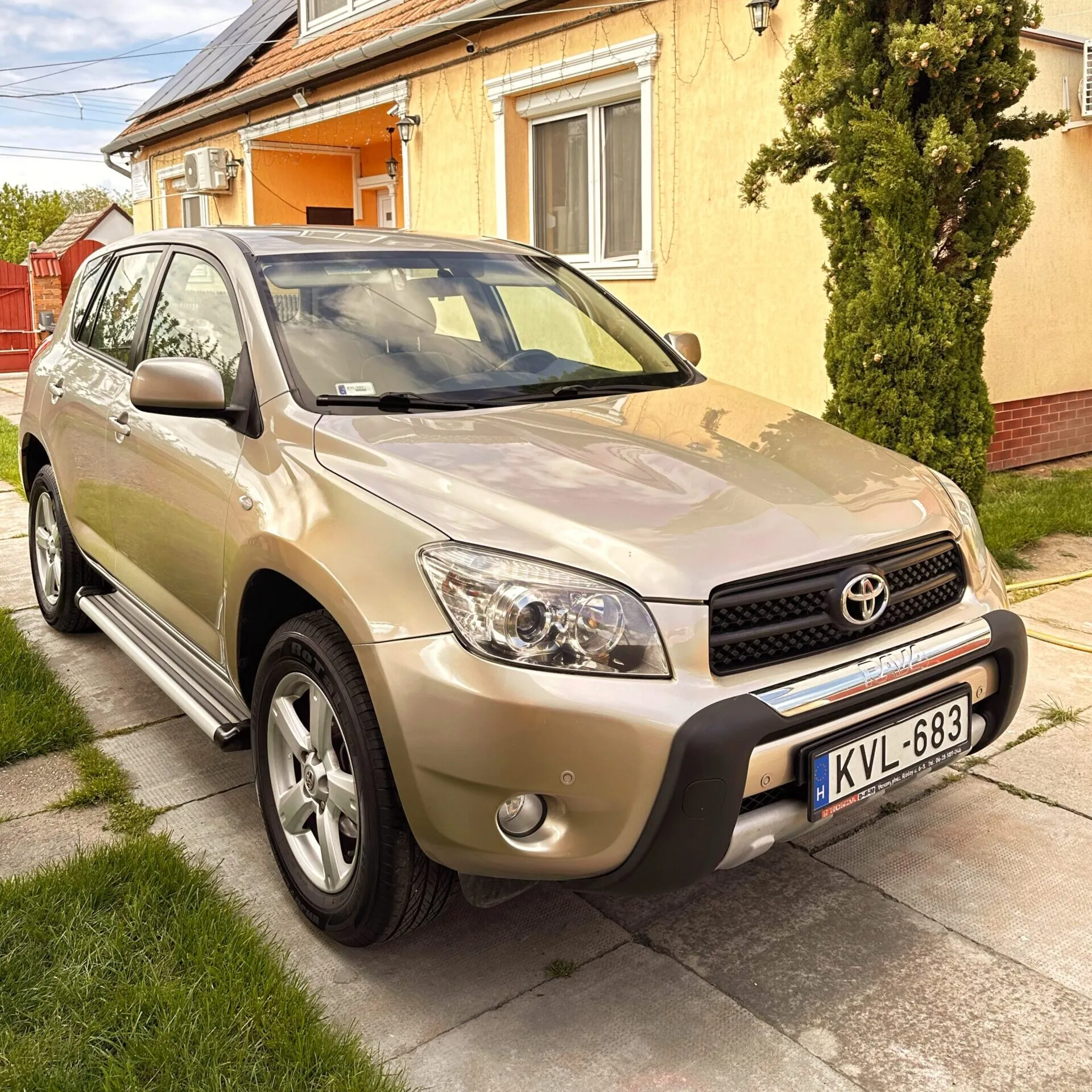 Toyota RAV4 4×4 Cross Sport – Elegáns Kalandvágyók Álma!